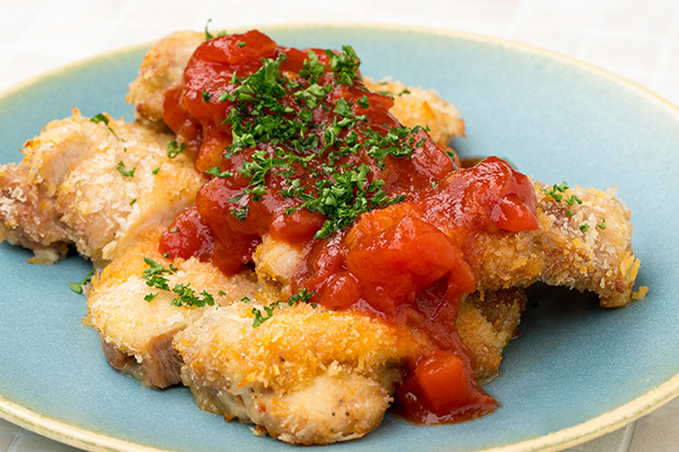 鶏肉とトマトのチーズパン粉焼き