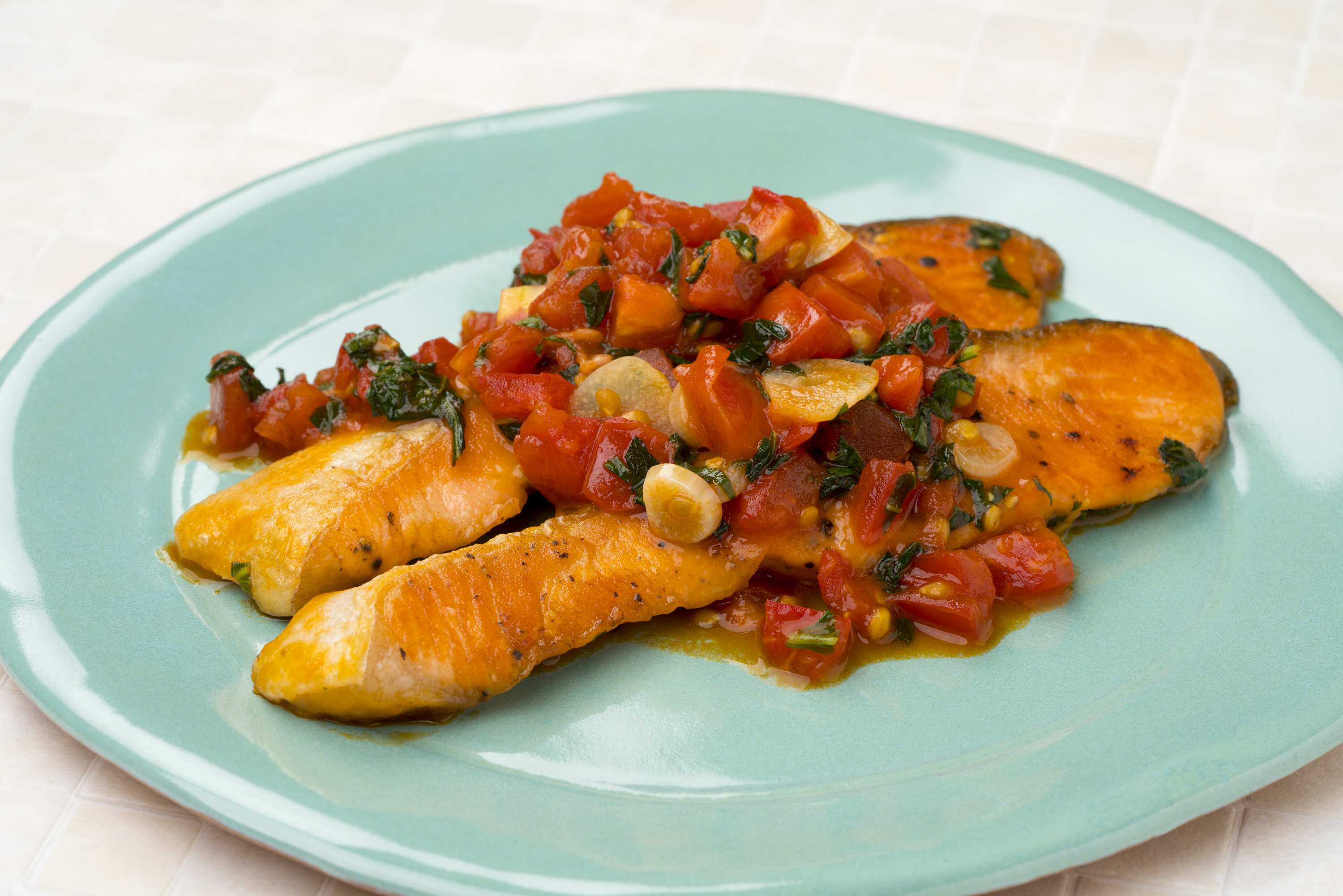 サーモンバジルトマトソース