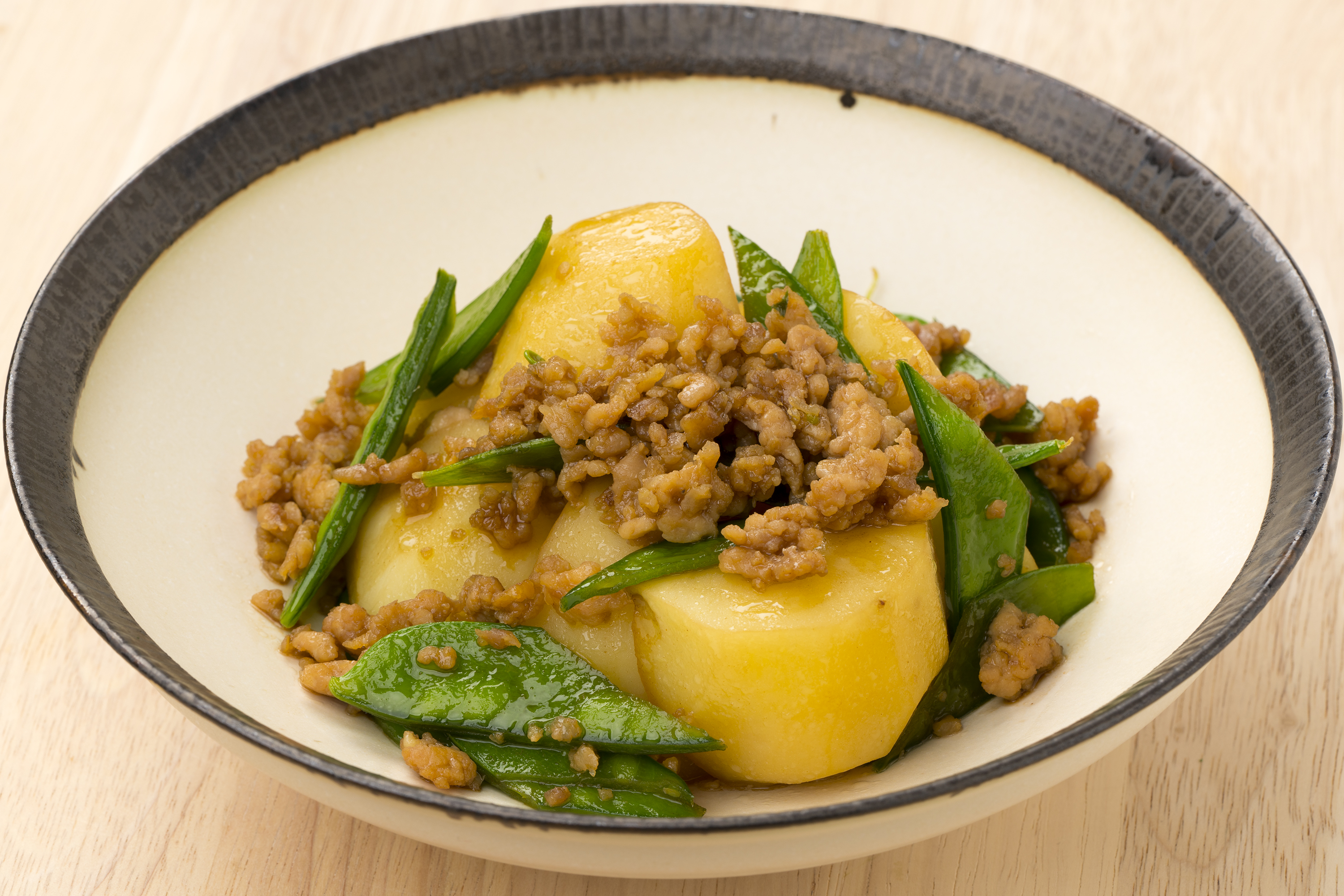 さやえんどうを味わうじゃが芋そぼろ炒め