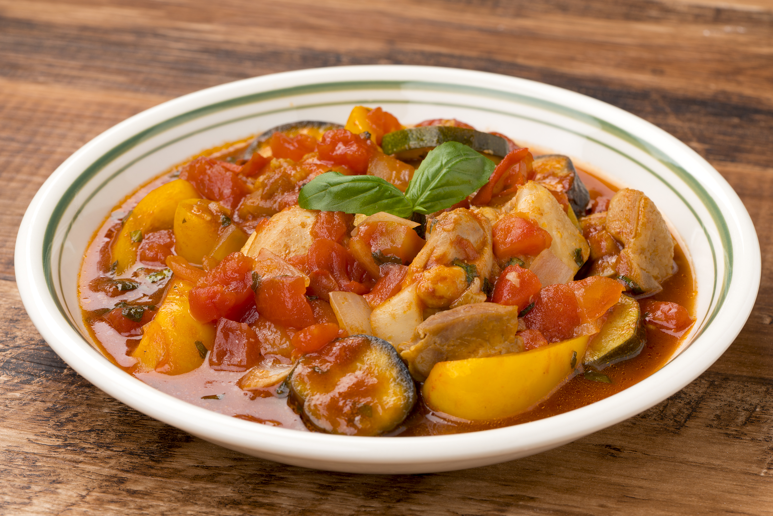 夏野菜とチキンのトマトバジル煮
