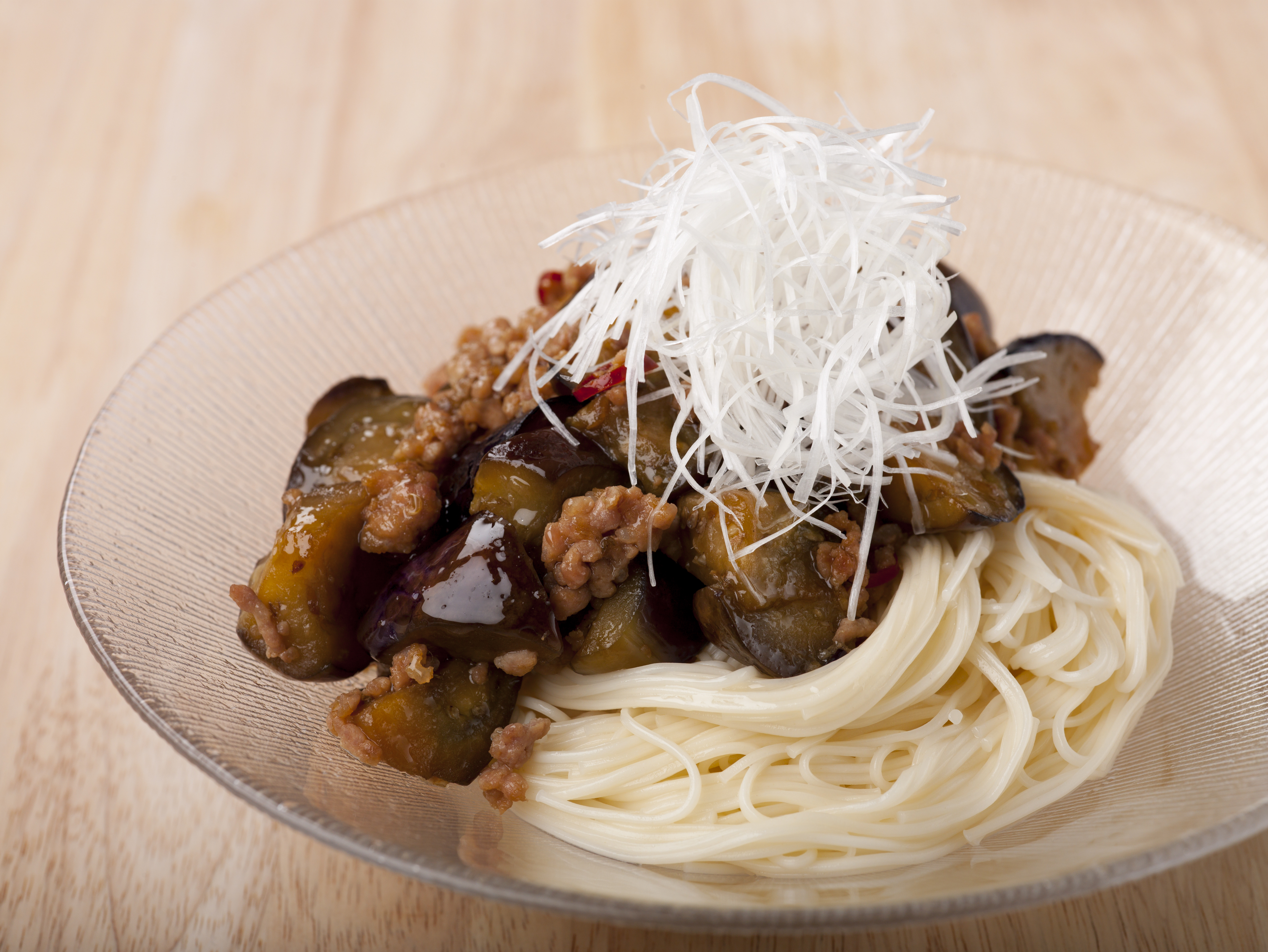 ピリ辛ナスとそぼろのそうめん