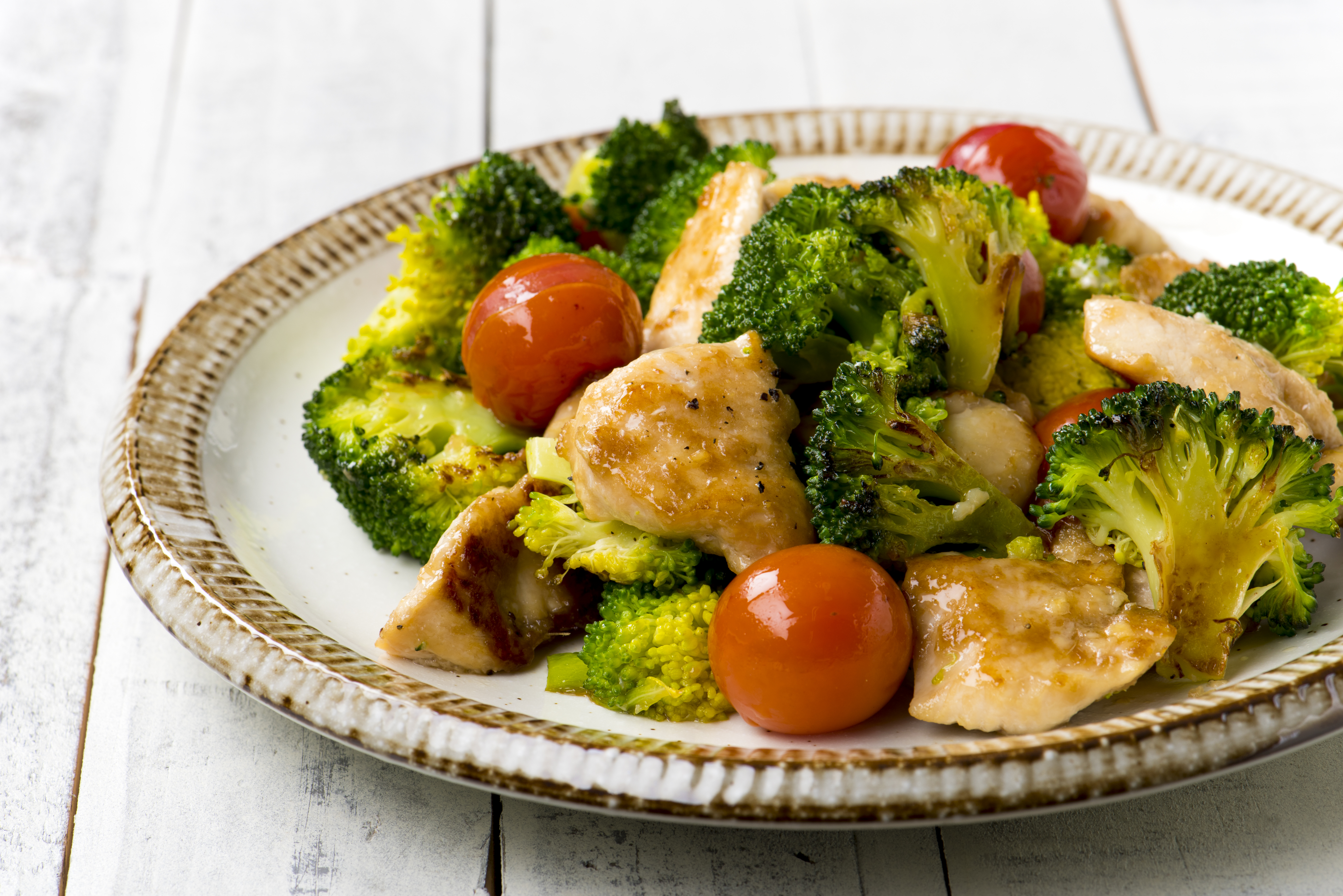 鶏肉とブロッコリーのニンニク炒め