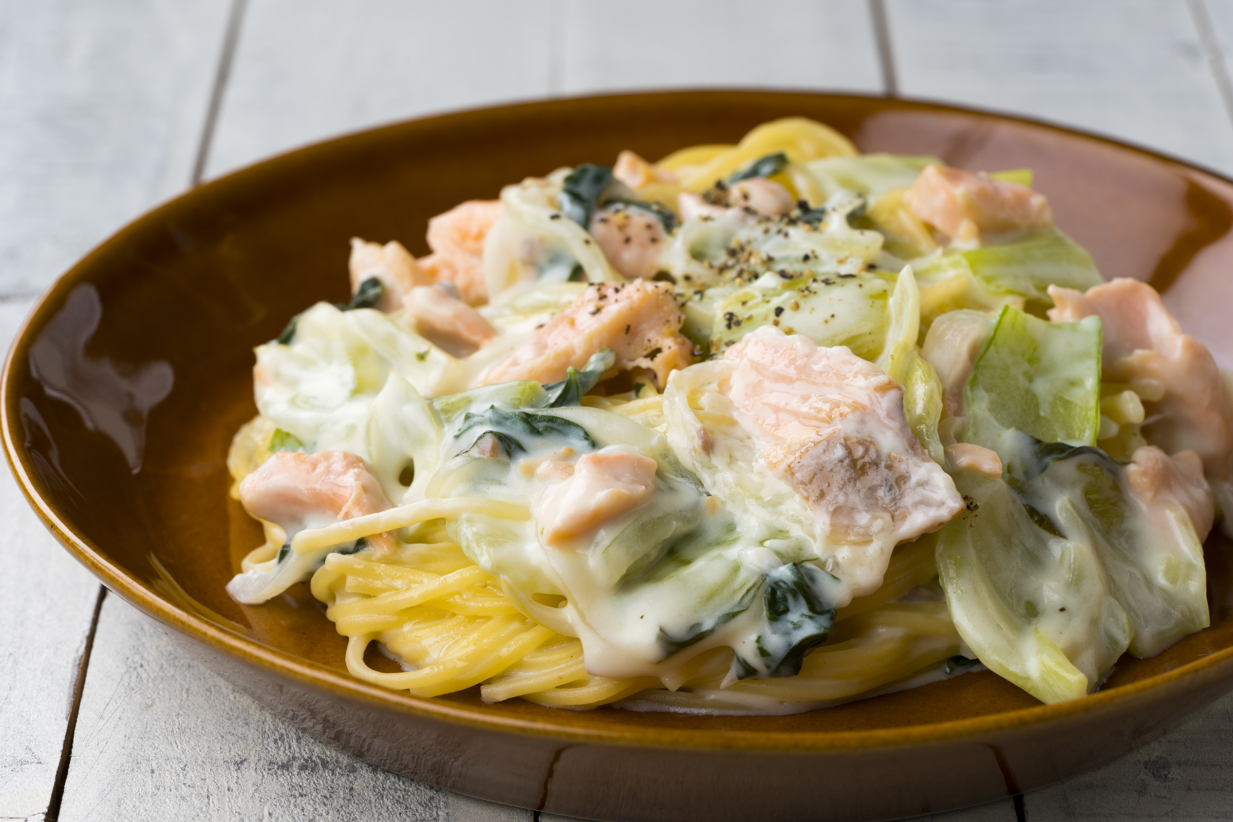 チンゲン菜と鮭のクリームパスタ