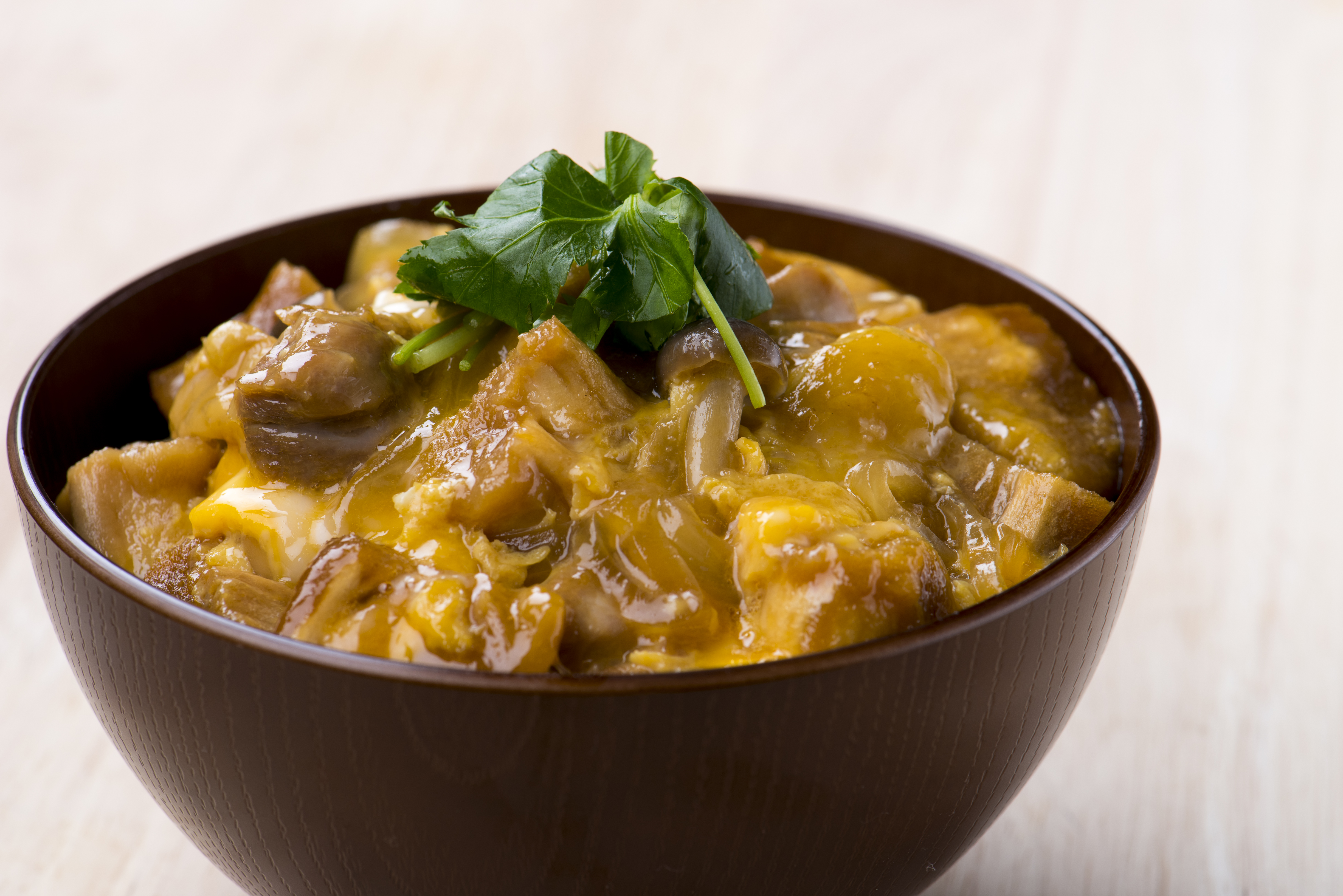 鶏肉と焼き麩の玉子とじ丼