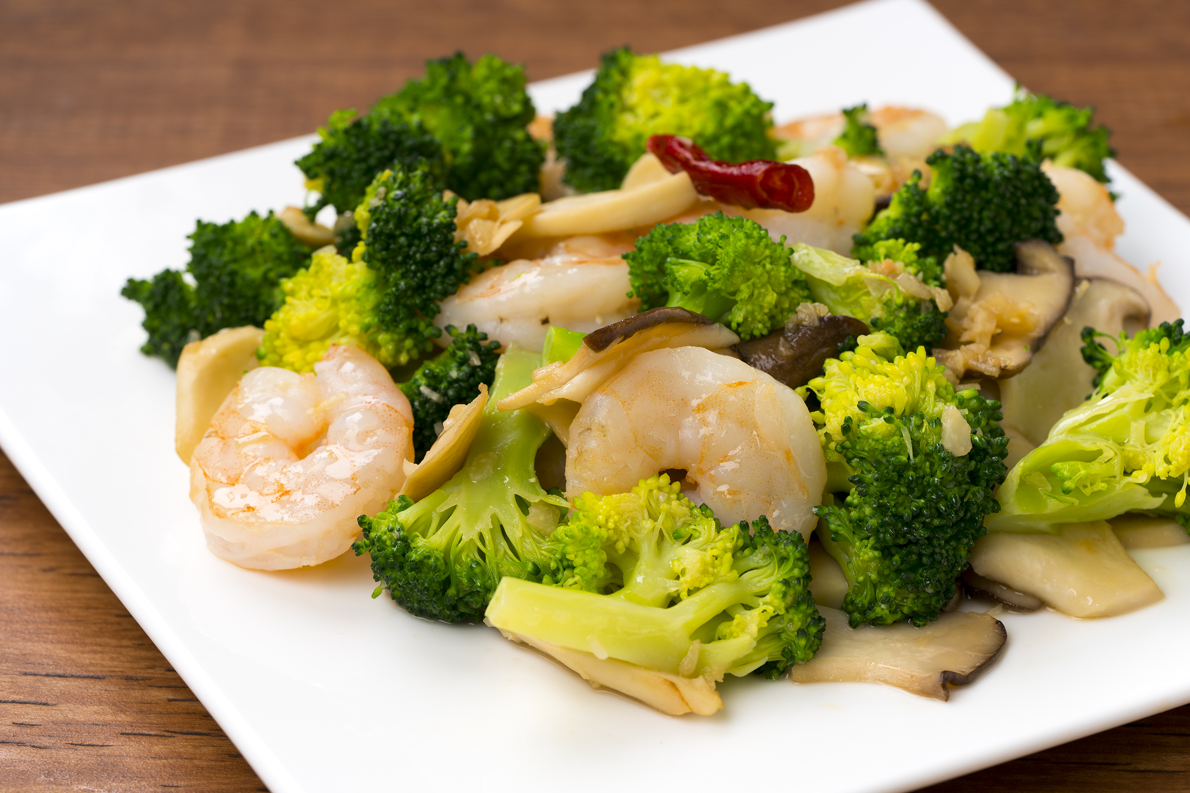 ブロッコリーとエビのペペロンチーノ風