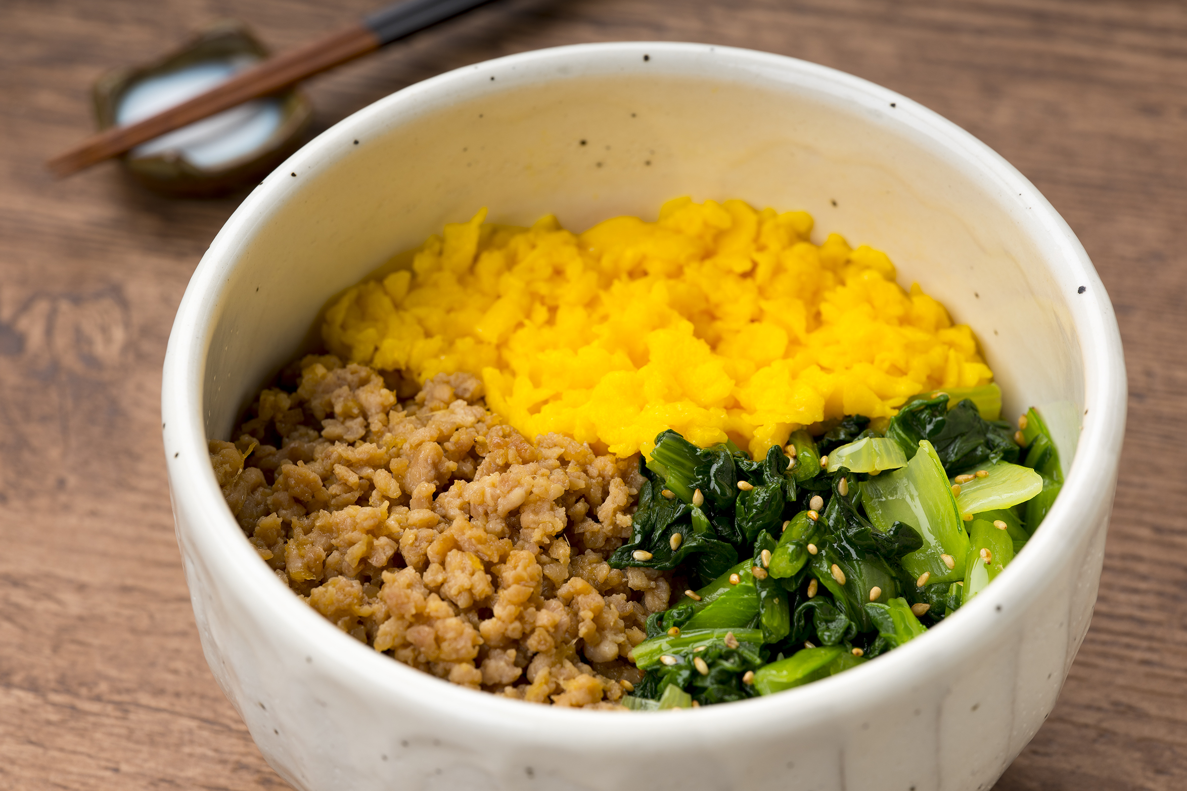 小松菜とそぼろの三色丼