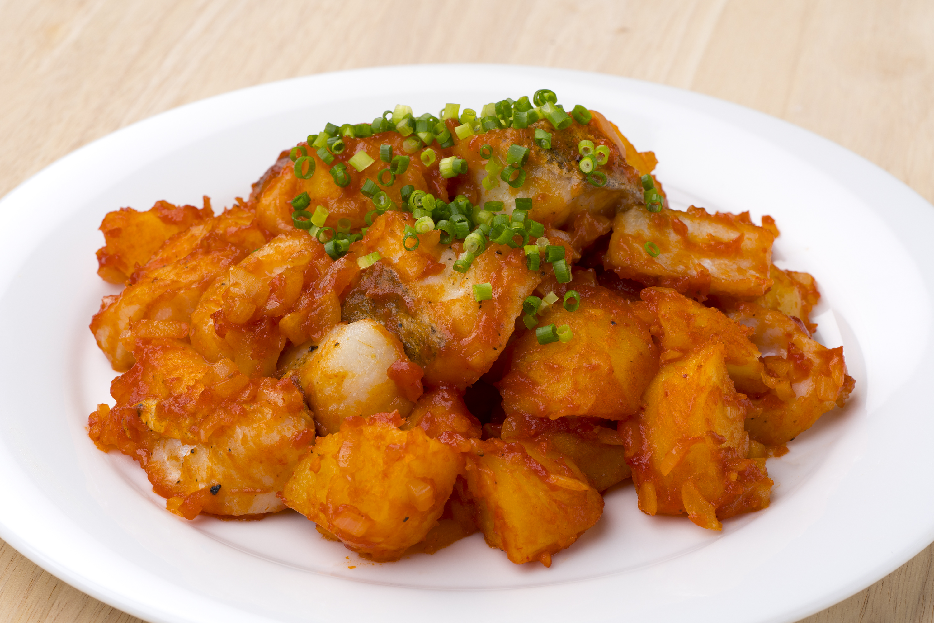 タラとジャガイモのチリソース