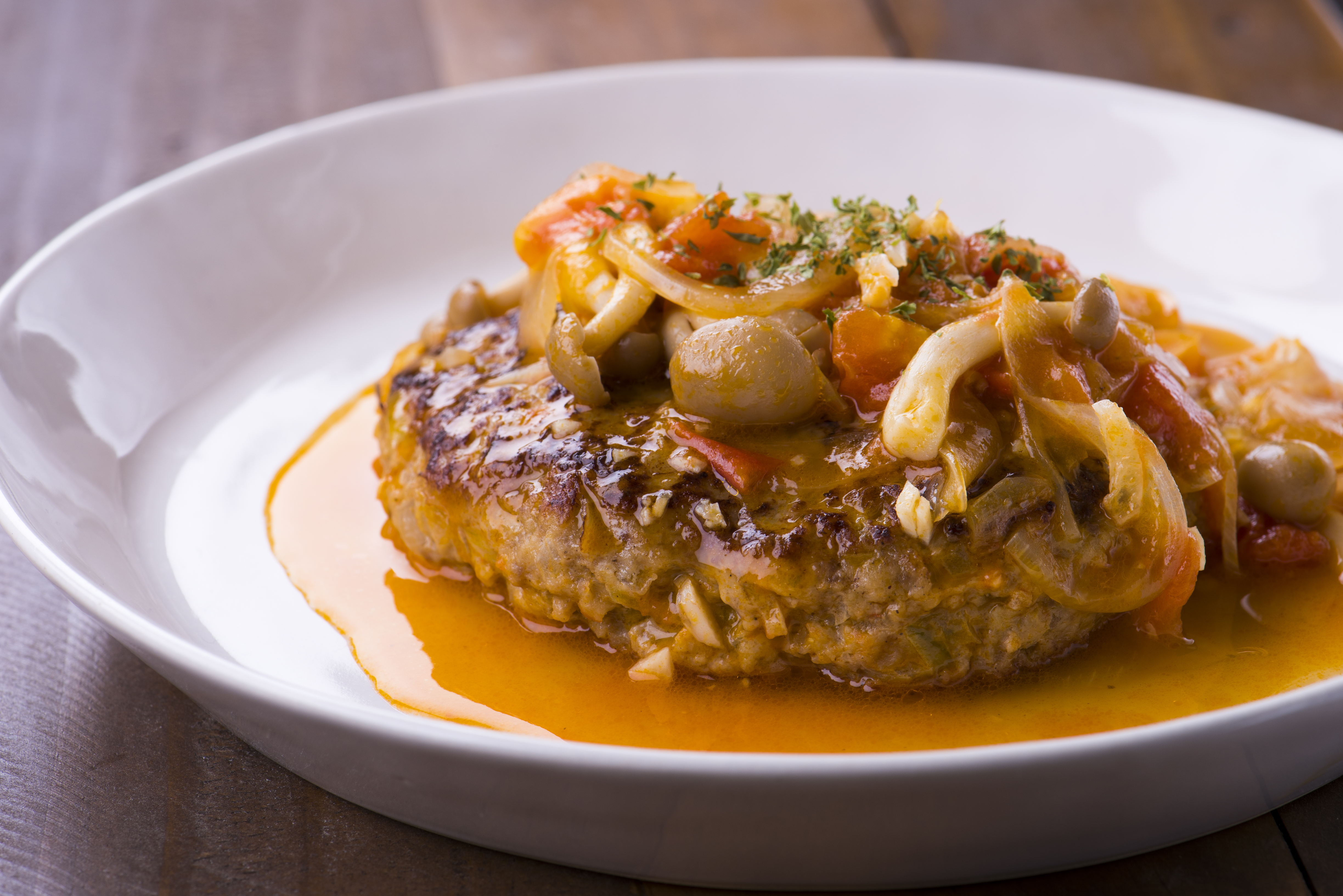 トマトとキノコの煮込みハンバーグ