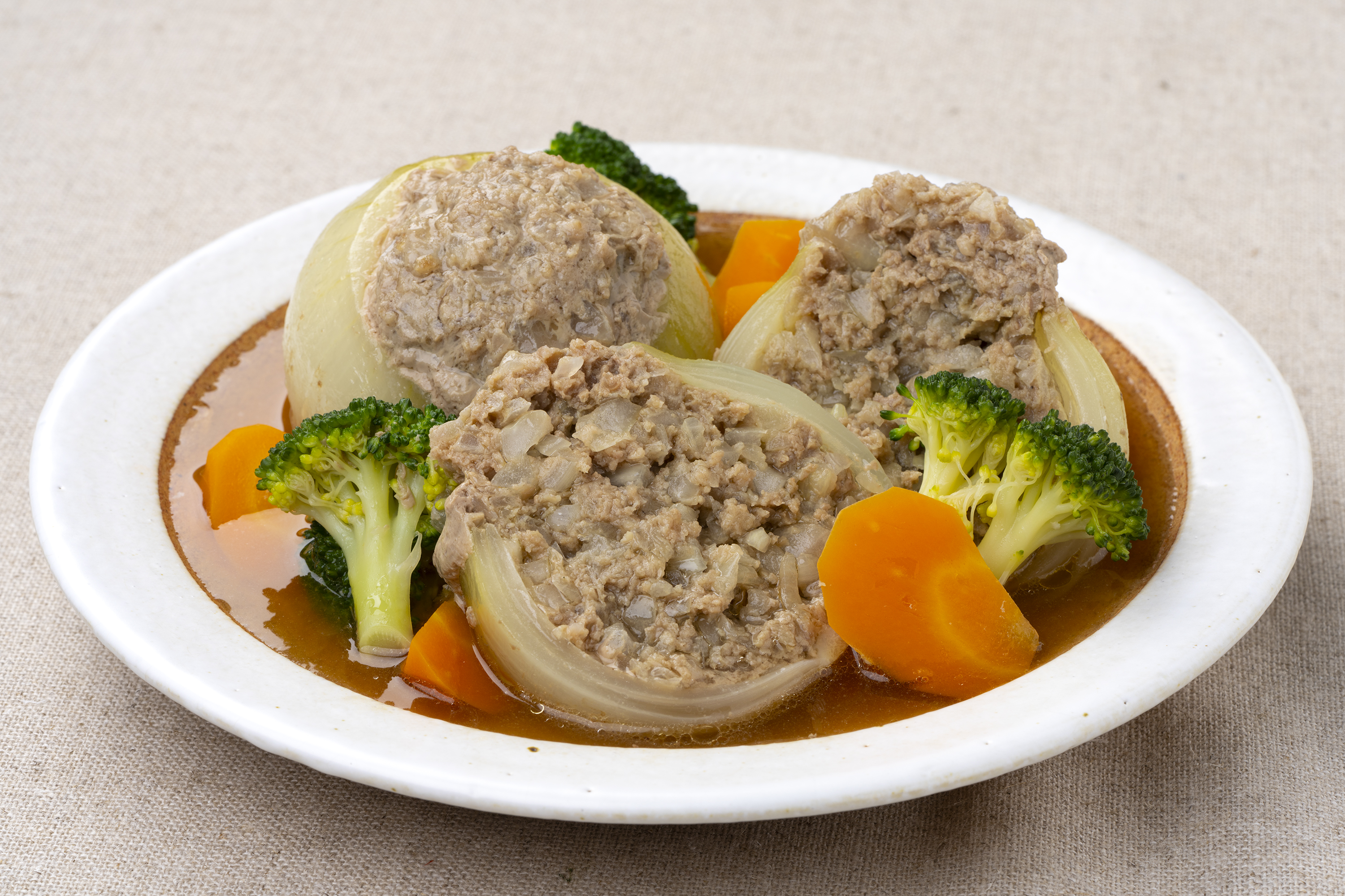 タマネギの肉詰めコンソメ煮