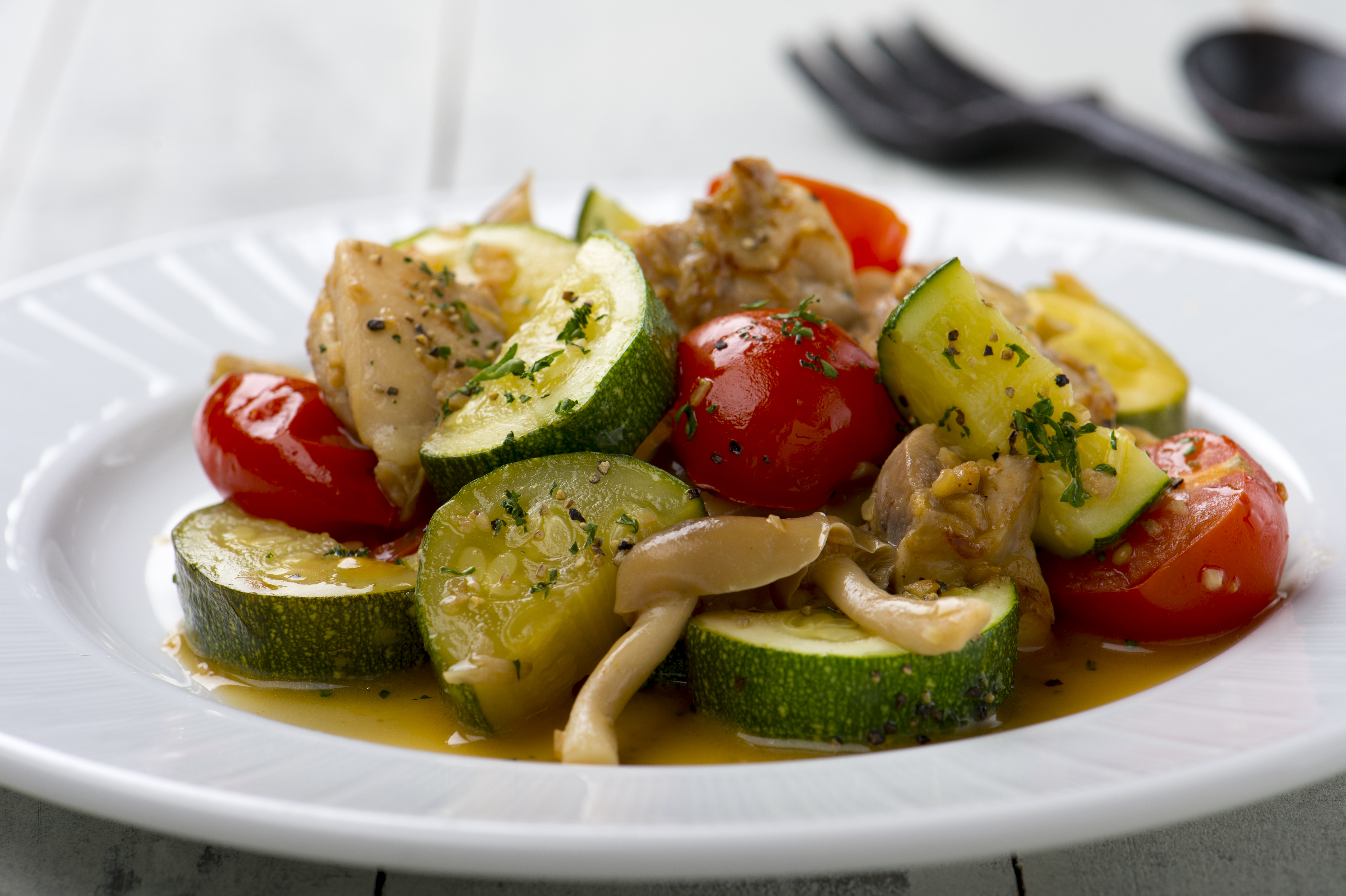 鶏肉とズッキーニの白ワイン蒸し