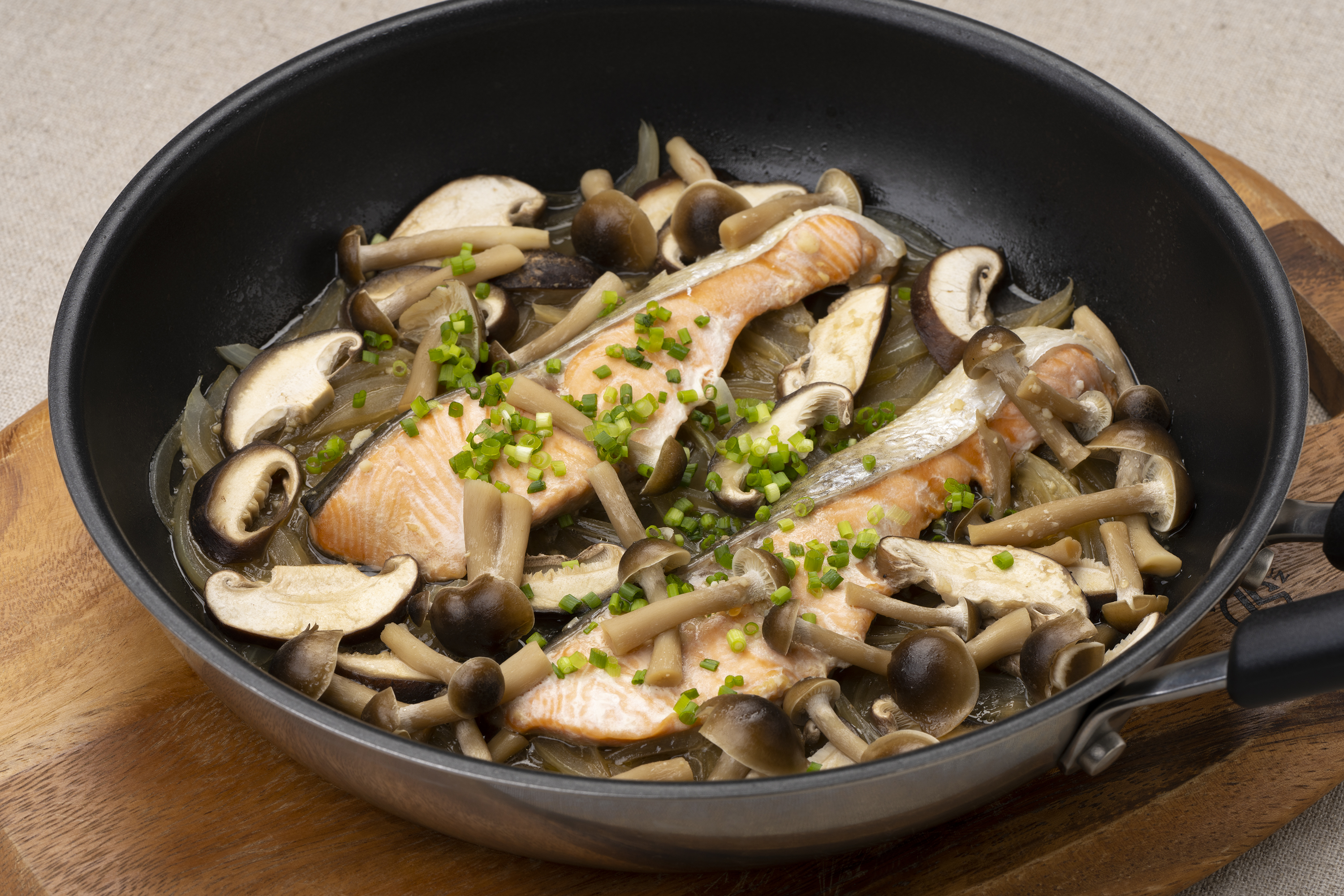 サーモンときのこの蒸し焼き