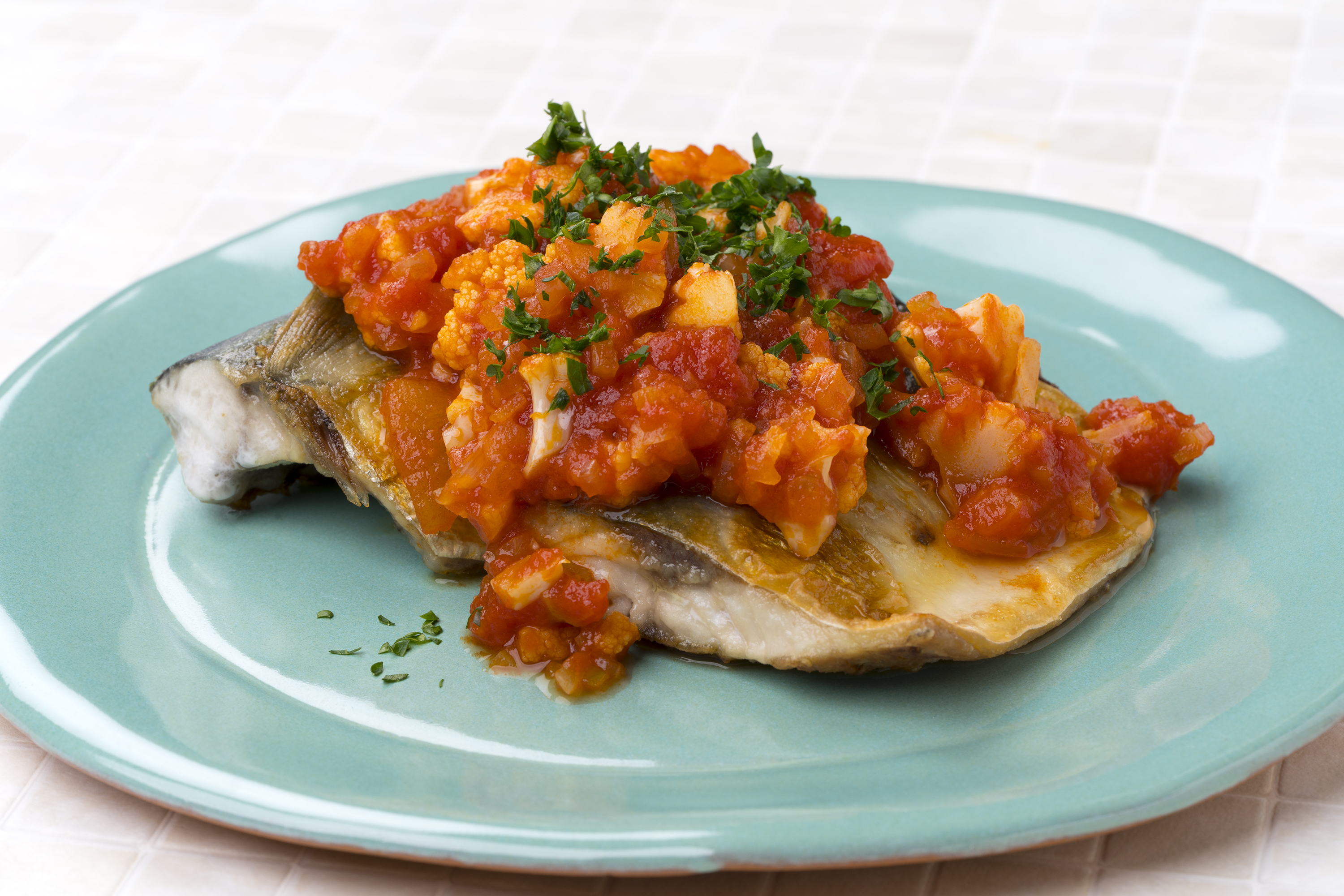 鯖のカリフラワートマトソースかけ